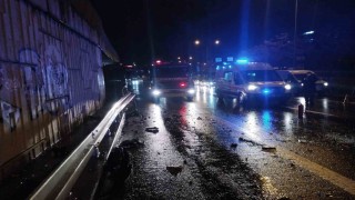 Bariyere çarpan hafif ticari araç yan yattı