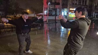 Bartında gençler kar yağışını çiftetelli oynayarak kutladı