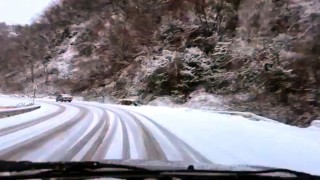 Bartında kar haberine giden gazeteci canlı yayında kaza yaptı