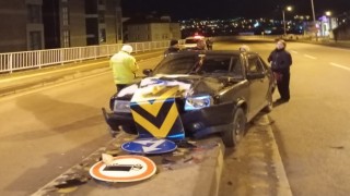 Bartında kontrolden çıkan otomobil refüje çıktı