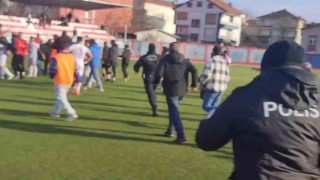 Bartında maçın bitiş düdüğüyle saha karıştı