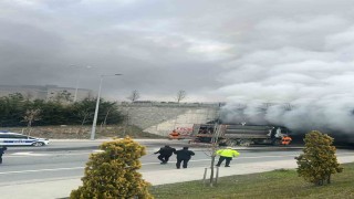 Başakşehir Çam ve Sakura Şehir Hastanesi girişinde otobüste bilinmeyen bir nedenle yangın çıktı. Olay yerine itfaiye ekipleri sevk edildi.