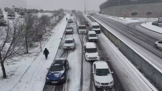 Başakşehirde sürücülerin zorlu yolculuğu havadan görüntülendi
