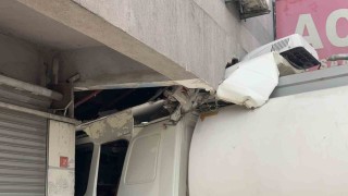 Başakşehirde tıp merkezinin bulunduğu binaya tanker çarptı