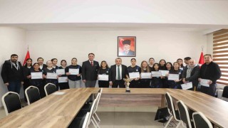 Başarılı sporculara belgelerini verdi