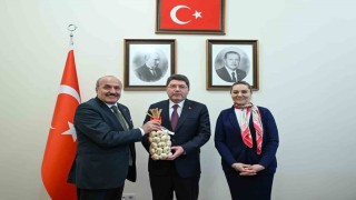 Başkan Arslan, Adalet Bakanı Tunça sarımsak hediye etti