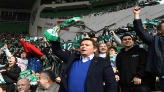 Başkan Aydın, Bursasporun maçını öğrencilerle birlikte izledi