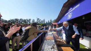 Başkan Karalar, Antalyada Adanayı anlattı, Adana Kebabını ikram etti