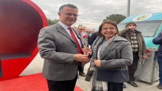 Başkan Öküzcüoğlundan ilk karanfil eşine