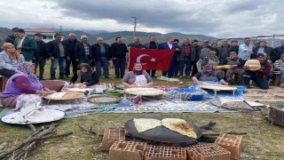 Başkan Öküzcüoğlunu gözleme yapan köylüler karşıladı