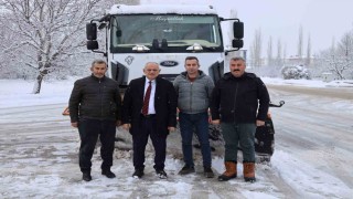Başkan ÖZtürk, kar küreme aracıyla yolları temizledi