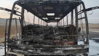 Batmanda seyir halindeki otobüs alev alev yandı