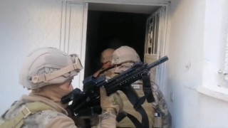 Batmanda yatakların içinden silah ve mühimmat ele geçirildi