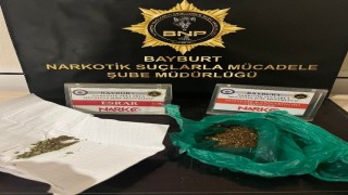 Bayburtta 2 şahsın üzerinden çıkan bir miktar uyuşturucu maddeye el konuldu