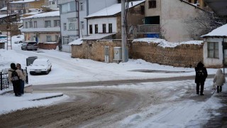 Bayburtta etkili olan kar yağışı sonrası kent beyaz örtüyle kaplandı