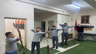 Bayburtta lise öğrencilerine okçuluk eğitimi verildi