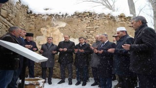 Bayburtta milli kahramanlar kar yağışı altında dualarla anıldı