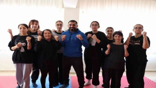 Bayraklılı kadınlar yakın savunma öğreniyor