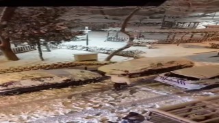Bayrampaşada polis ile vatandaşın kartopu eğlencesi kamerada
