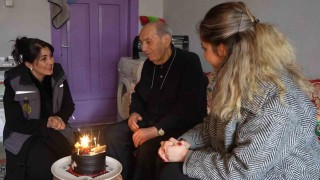 Belediyeden gönülleri ısıtan sürpriz: 85 yıllık ömründe ilk kez doğum gününü kutladı