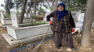 Belediyeden izin alıp 20 yıldır her gün mezarlığa gelerek temizlik yapıyor