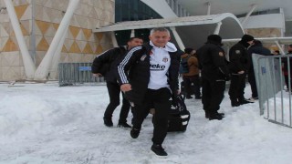 Beşiktaşa dondurucu soğukta çiçekli karşılama