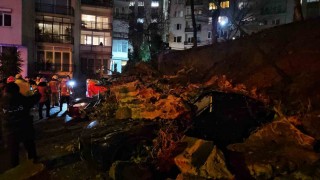 Beşiktaş’ta Yağmur Sonrası Otoparkın Duvarı Çöktü