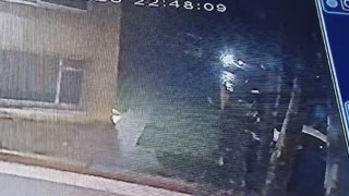 Beşiktaşta istinat duvarının 8 aracın üstüne çökme anları kamerada