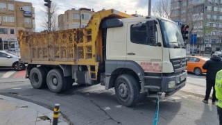 Beşiktaşta yolun karşısına geçmek isteyen kadın hafriyat kamyonunun altında kaldı