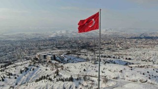 Beyaz gelinliğini giyen Elazığda dondurucu soğuklar başladı