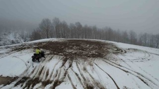 Beyaz örtüyle kaplı ormanlık alandaki Off-Road keyfi dron ile görüntülendi