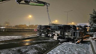 Beylikdüzünde kar küreme aracı devrildi: 1 yaralı
