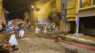Beyoğlunda 3 katlı binada yangın paniği: Vatandaşlar can havliyle kaçtı