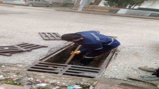 Bilecik Belediye ekiplerinden mazgallarda temizlik