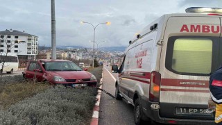 Bilecikte kontrolden çıkan otomobil orta refüje çıkarak elektrik direğine çarptı