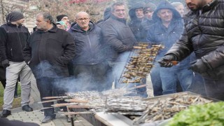 Binlerce kişi, 1 ton hamsi için bekledi