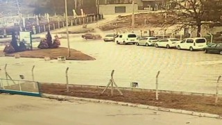Bir anda geri geri kaymaya başlayan araç, arkasındaki otomobile çarptı