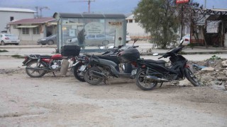 Biri gözcülük yaptı, diğeri motoru çaldı: O anlar kamerada
