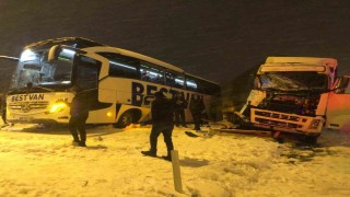 Bitliste tır ile otobüs çarpıştı: 2 kişi yaralandı