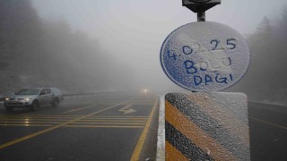 Bolu Dağında kar ve sis etkili oluyor: Görüş mesafesi 35 metreye düştü
