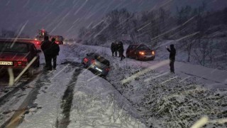 Bolu Dağında kar yağışı aniden bastırdı, tırlar yolda kaldı