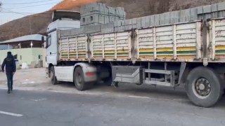 Briket yüklü tırda 31 düzensiz göçmen yakalandı
