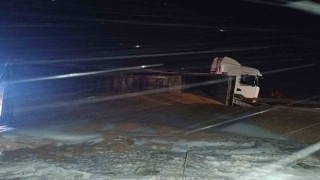 Buğday yüklü tır devrildi, Sivas-Kayseri karayolu trafiğe kapandı