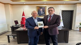 Burhaniyede Yazar Yücel Aras, son kitabını Kaymakam Memişe takdim etti