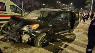Bursada hafif ticari araç otomobille çarpıştı: 4 yaralı