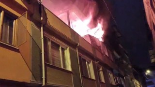 Bursada korkutan yangın: Alevlerle mücadele eden ekiplerin üzerine elektrik teli düştü