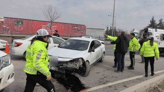 Bursada otomobiller çarpıştı: 2 yaralı