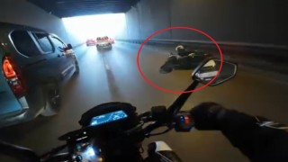 Bursada şerit değiştiren otomobile çarpan motosikletli böyle savruldu