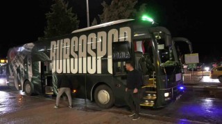 Bursasporlu taraftarlar takımı havaalanında karşıladı