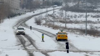 Büyükçekmecede buzlanan yolda sürücüler zor anlar yaşadı